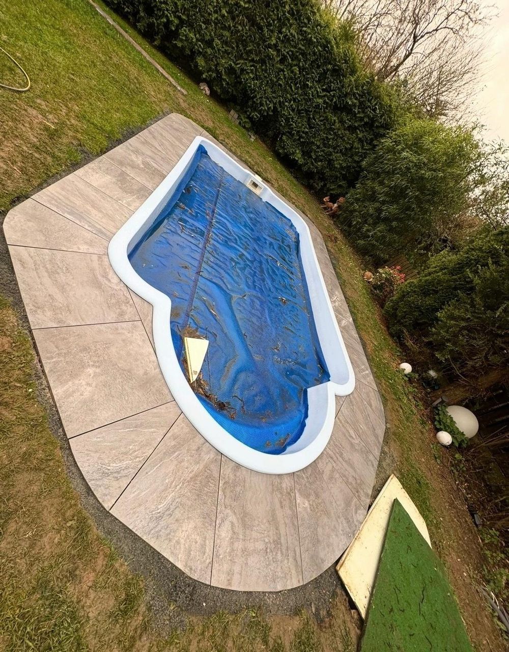 Naturstein-Terrasse rund um einen Pool